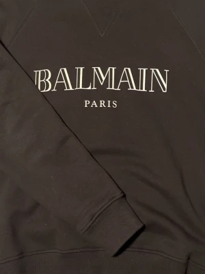 Svart sweatshirt från Balmain Paris - Orginal tröja från Balmain i toppenskick. Storlek M