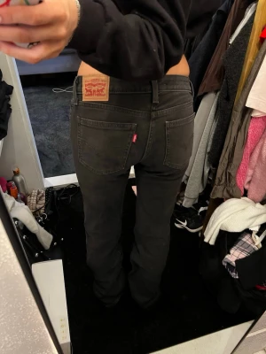 Levi’s Jeans lowwaist - Ett par skitsnygga Levi’s jeans i en lågmidjad modell. grå/svart tvätt. storlek 25. Dessa är använda väldigt fåtal gånger, skulle gissa på 3-4 gånger och har därför inga defekter. nypris ca 1000kr
