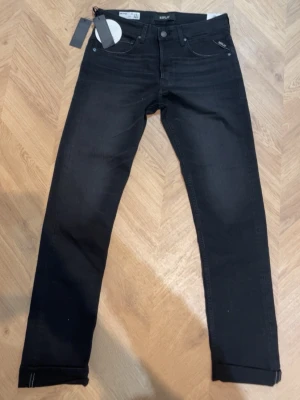 Svarta replay jeans  - Replay jeans färg svart storlek w32 l34 aldrig använt  ny pris 1499 så är ett kap