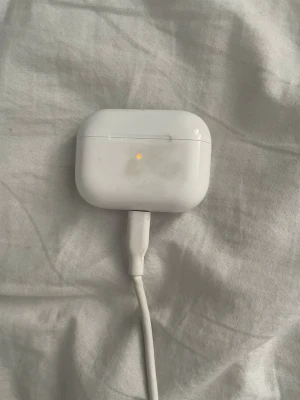 Vita Apple AirPods Pro  - Säljer ett par vita Apple AirPods Pro med det klassiska laddningsetuiet. Etuiet är kompakt, har rundade kanter och laddas via Lightning-kabel. Tillverkade i blank plast och har en liten LED-indikator på framsidan. Perfekt för trådlös musik och samtal. Box Osv har jag tappat bort! Funkar briljant och laddare medföljer. 
