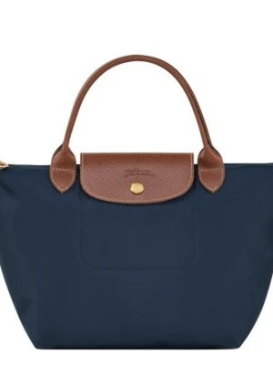 Mörkblå shoppingväska från Longchamp💖💖 - Stilren shoppingväska i mörkblå nylon med bruna läderdetaljer och handtag. Klassisk design med guldigt spänne och vikbar funktion. Perfekt för dig som vill ha en rymlig och snygg väska till vardagen. - i medium- helt okej skick har nån liten defekt