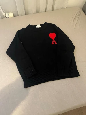 Svart stickad tröja  - Nästa helt ny tröja Max använd 3 gånger den är i storlek S men lite mindre 