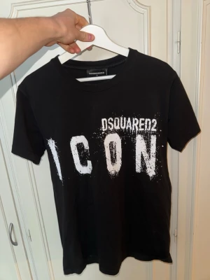 Svart Dsquared2 t-shirt - Svart t-shirt från Dsquared2