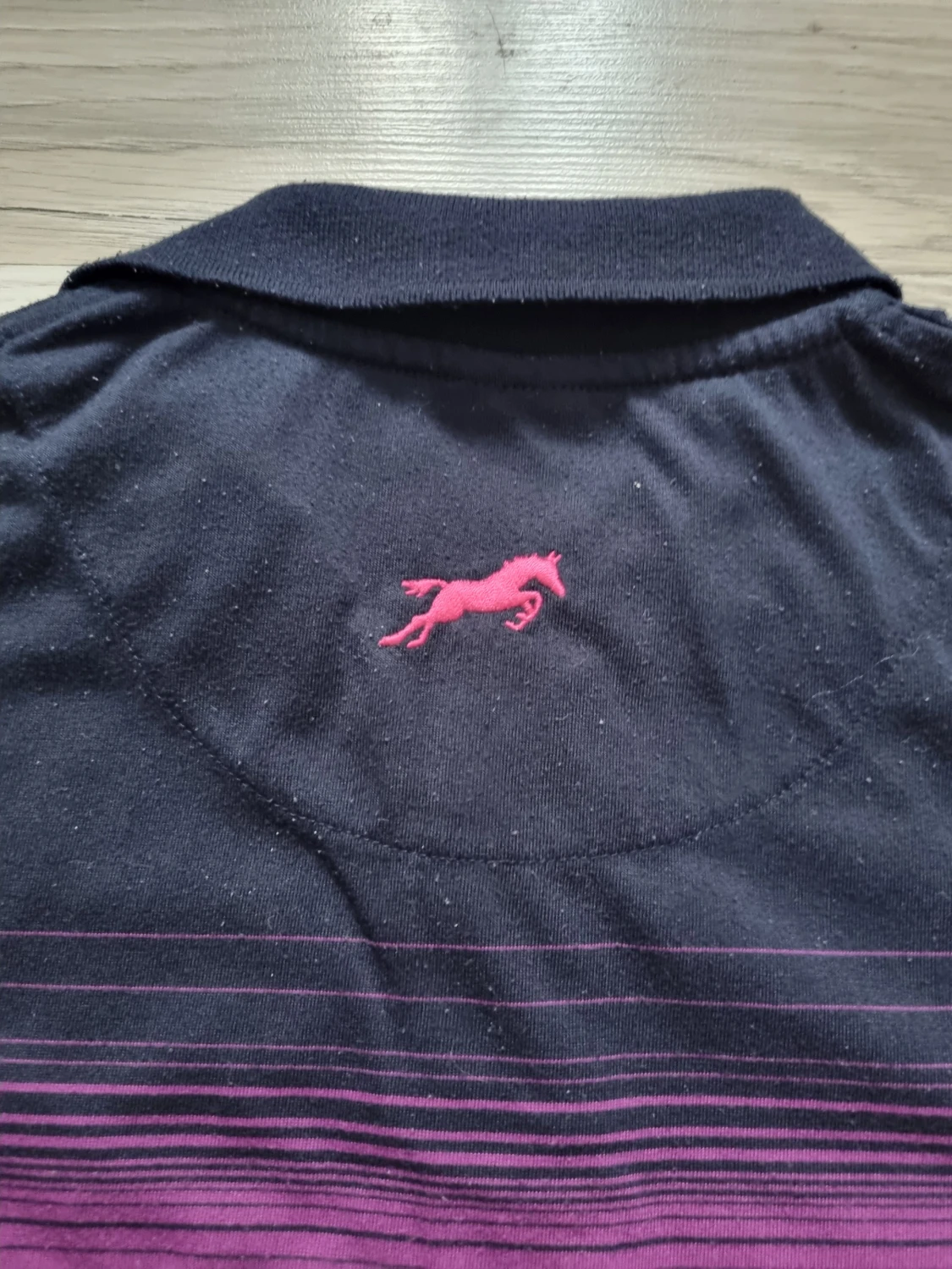 Svart och rosa pikétröja med gradient - 4