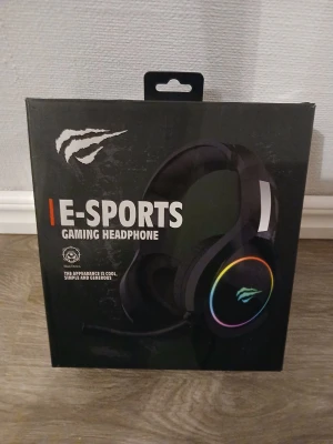 E-Sports gaming headset med RGB - Säljer ett svart gaming headset från Havit med RGB-belysning runt öronkåporna. Over-ear design med mjuka kuddar och justerbart huvudband. Kabelanslutning och inbyggd mikrofon, perfekt för gaming och e-sport.Går till PC 