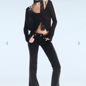 Svarta bootcut jeans från Cheap Monday - Snygga svarta jeans från Cheap Monday med bootcut passform och låg midja och klassisk femficksdesign. Dom är i storlek 26/32, hör av er vid frågor 💕