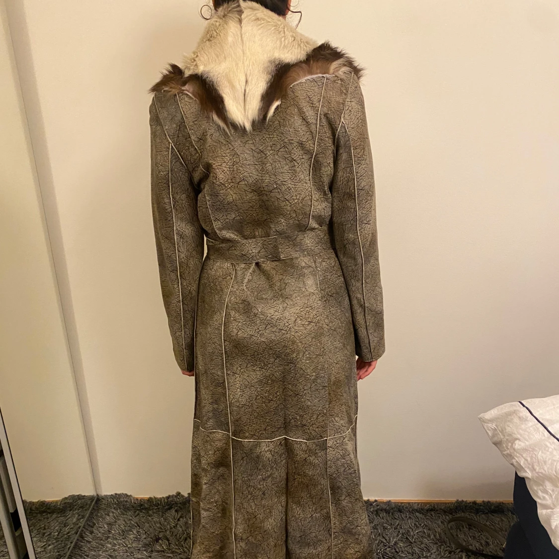 Lång pälsjacka från Najjar med bälte - 1