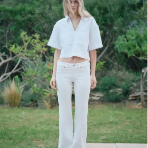 Vita bootcut jeans med låg midja - Snygga vita bootcut jeans från hm. Storleken är 170 men skulle säga att de passar de som har 36-34 i jeans! 