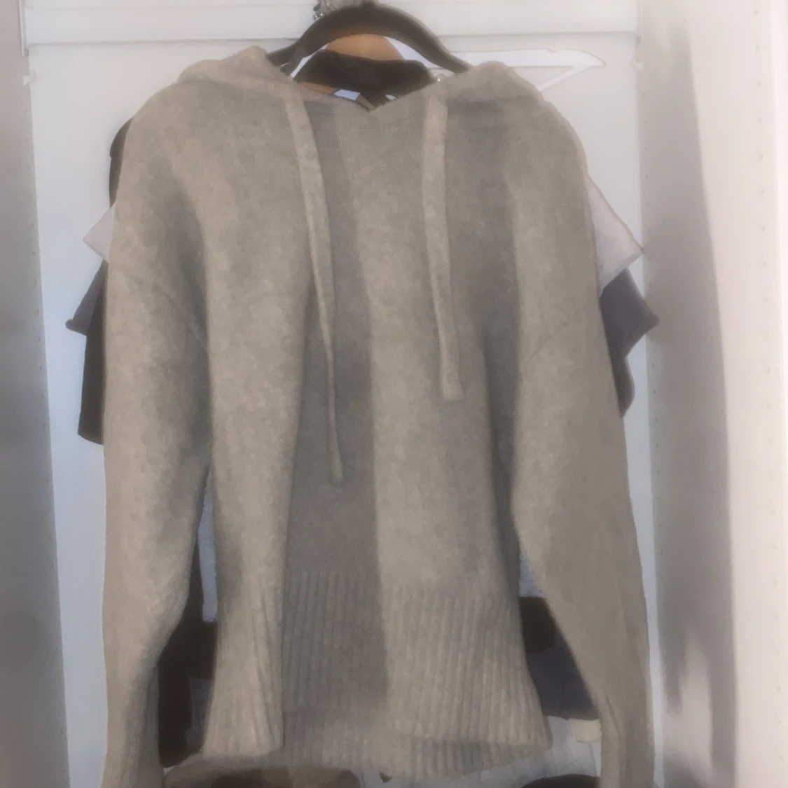 Grå stickad hoodie från Zara - 2