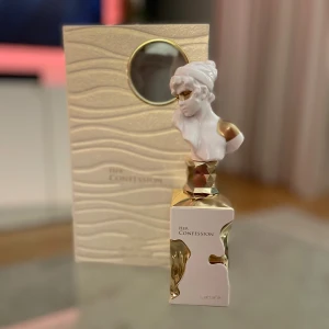 Lattafa Her Confession 100 ml - Säljer denna för att göra plats i min samling. Endast sprayad 2-3 gånger så näst intill full. Kommer i orginalkartong. 