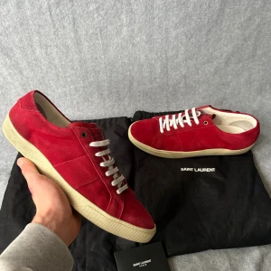 Saint Laurent skor - Säljer nu dessa Saint Laurent skor som är i storlek 45! Dustbags och kuvert medföljer vid köp! Hör gärna av dig om du har frågor! 