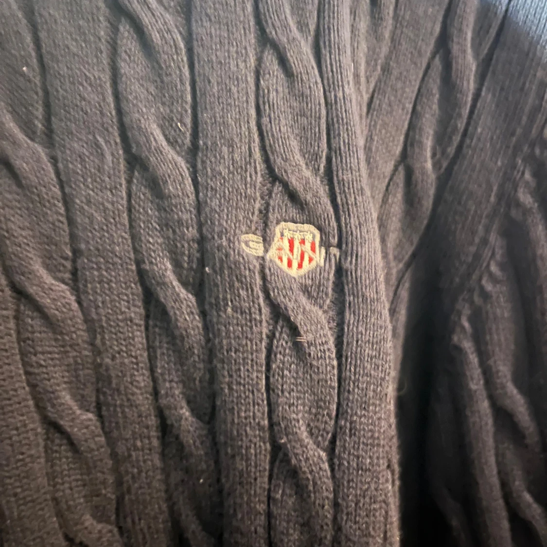 Mörkblå kabelstickad tröja från GANT - 1