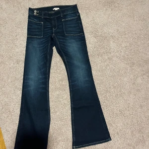 Bootcut jeans från Gina Tricot, mörkblå - Mörkblå bootcut jeans från Gina Tricot med snygga framfickor och markerade sömmar. Aldrig använda. strl 170 men passar mig som vanligtvis har xs eller s i byxor❤️