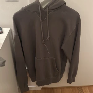 Lila/brun hoodie från Zara, nytt skick - Säljer en mörkbrun hoodie med huva och snörning. Tröjan har en stor magficka och ribbade muddar vid ärmslut och nederkant. Perfekt för chill dagar och enkel att matcha med jeans eller mjukisbyxor.
