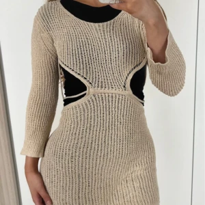 Strandklänning 🧡 - Fin beige cover up, har aldrig använts utan bara tvättats. Har på mig svarta kläder undertill med tanke på att den är genomskinlig, se de andra bilderna för hur den ser ut <3