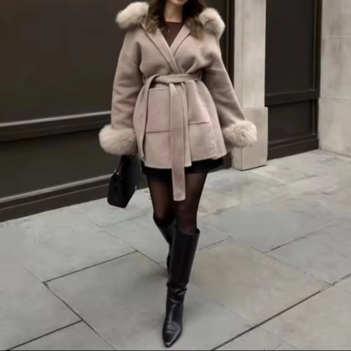 Beige pälsjacka med bälte och huva