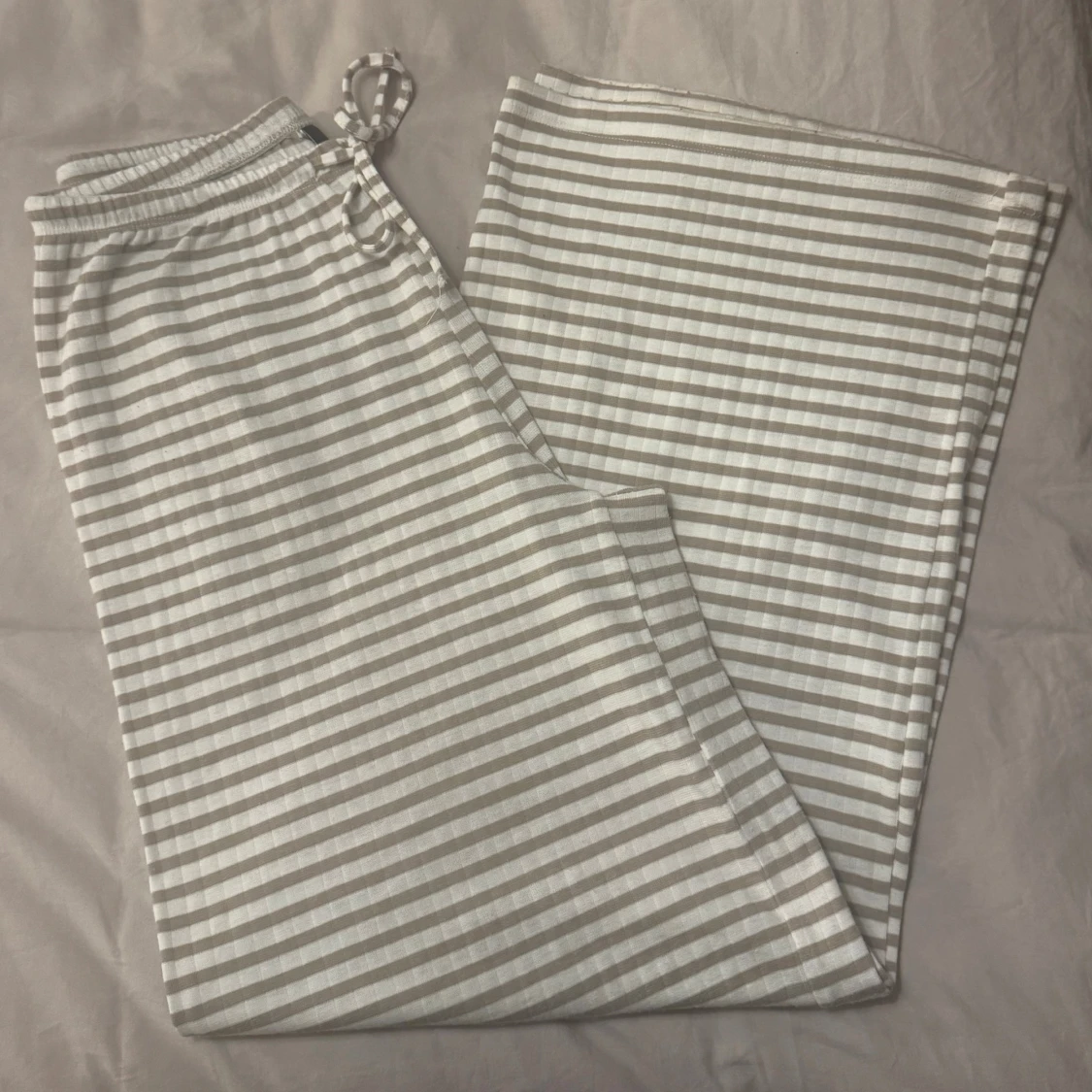 Beige randiga mjukisbyxor