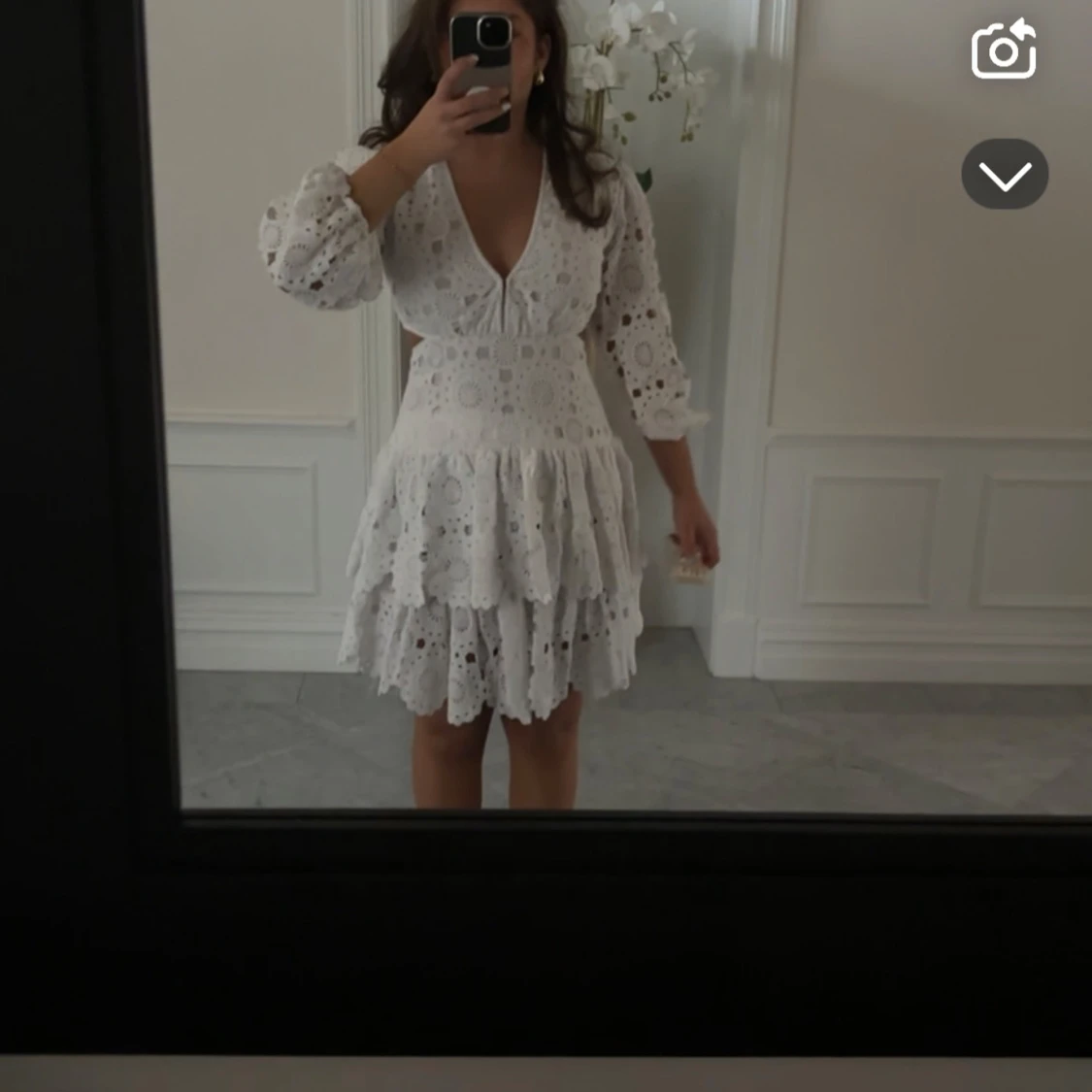Vit broderad kortklänning med volang - 4