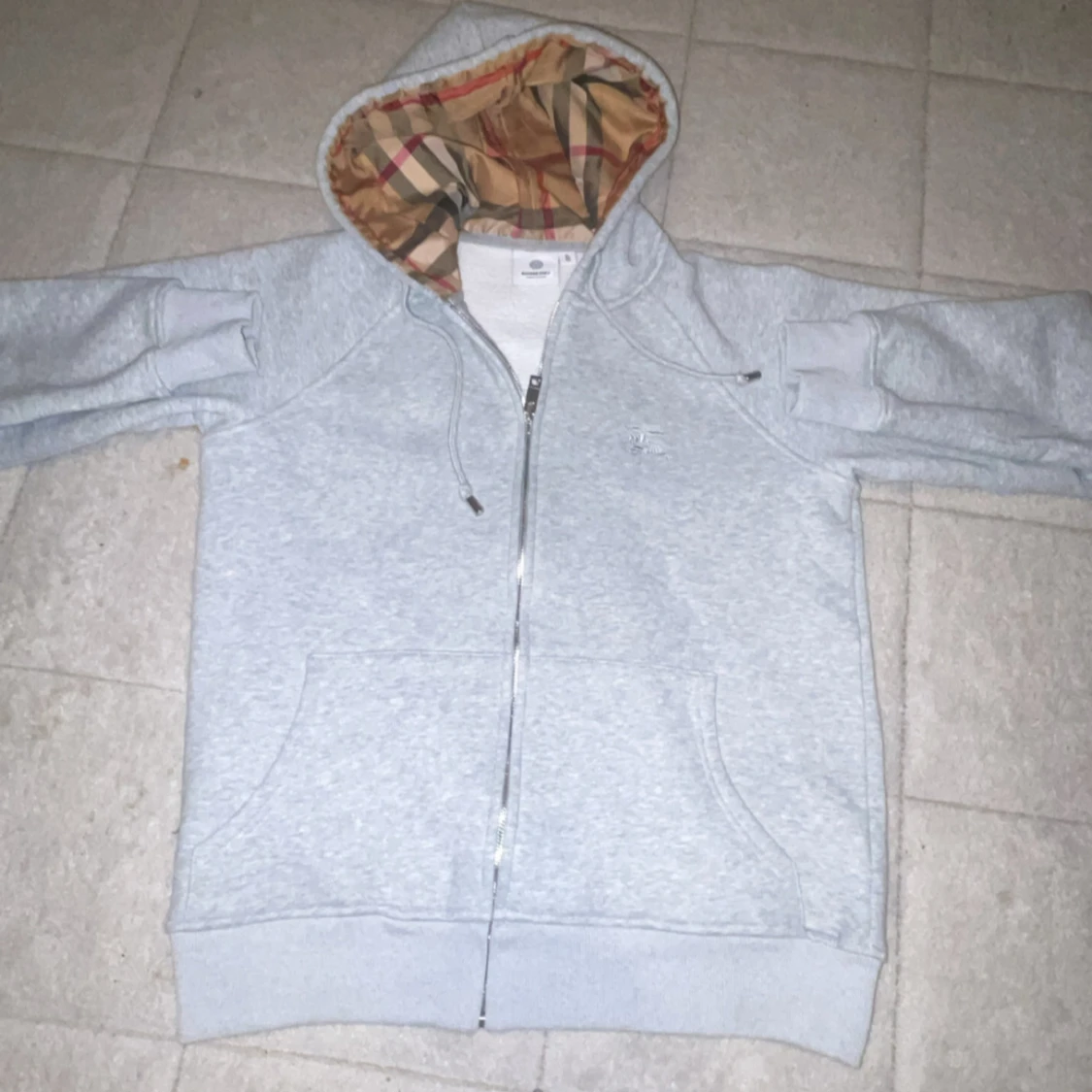 Grå Burberry hoodie med rutig huva