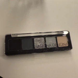Natasha Danona ögonskugga - Använd väldigt få ggr 