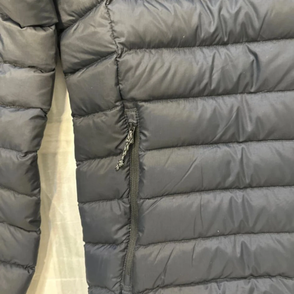 Svart Peak Performance dunjacka med huva - 3