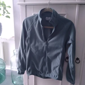 Grön fleecejacka tröja från McKinley 3436 xs s - Snygg  fleecetröja från McKinley i storlek 36. Använd ett fåtal gånger. I nyskick