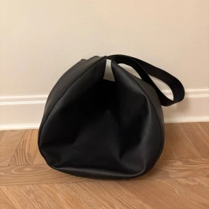 Stylein väska i skinn - Väska från Stylein i skinn. Modellen Yardly i Large.  Nypris 2000kr