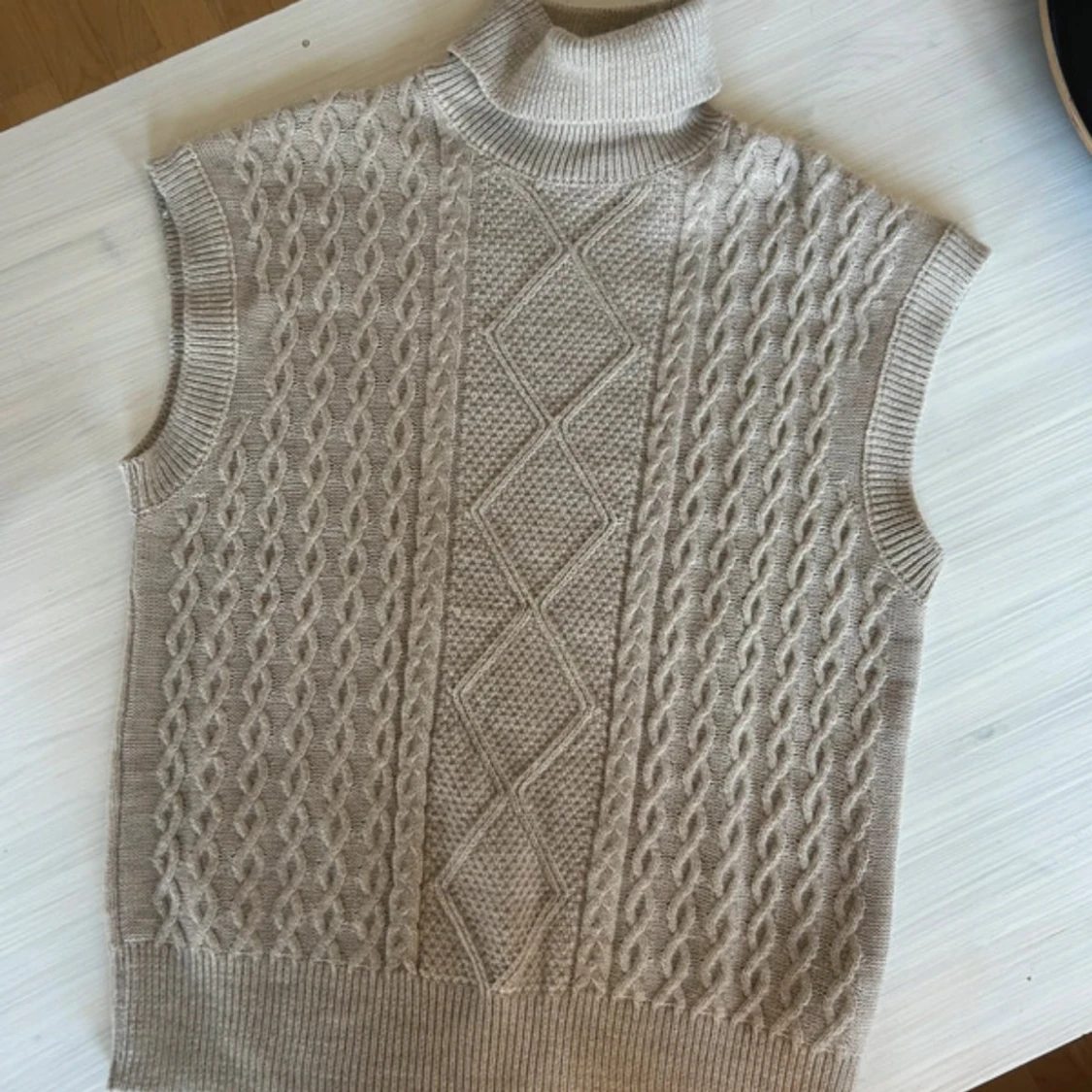 Beige stickad väst från Trendyol - 1