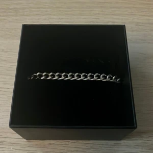 Kedjearmband i silver från Regal - Snyggt kedjearmband från Regal i silverfärgat metallmaterial. Armbandet har en klassisk länkkedja med stilren design och smidig låsning. Perfekt för dig som gillar minimalistiska och tidlösa accessoarer. Levereras i originalask.