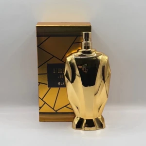 Urban Man Elixir parfym - Urban Man Elixir kommer i en cool, guldig flaska med modern design. Perfekt för dig som vill sticka ut och ge din stil en extra edge. Snygg förpackning som passar på hyllan eller i väskan. Köpt från Dupesbolaget