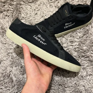 Saint Laurent svarta sneakers - Svarta Saint Laurent sneakers. Snygg kontrast mellan svart och vit, feta skor nu på hösten och senare till vintern.