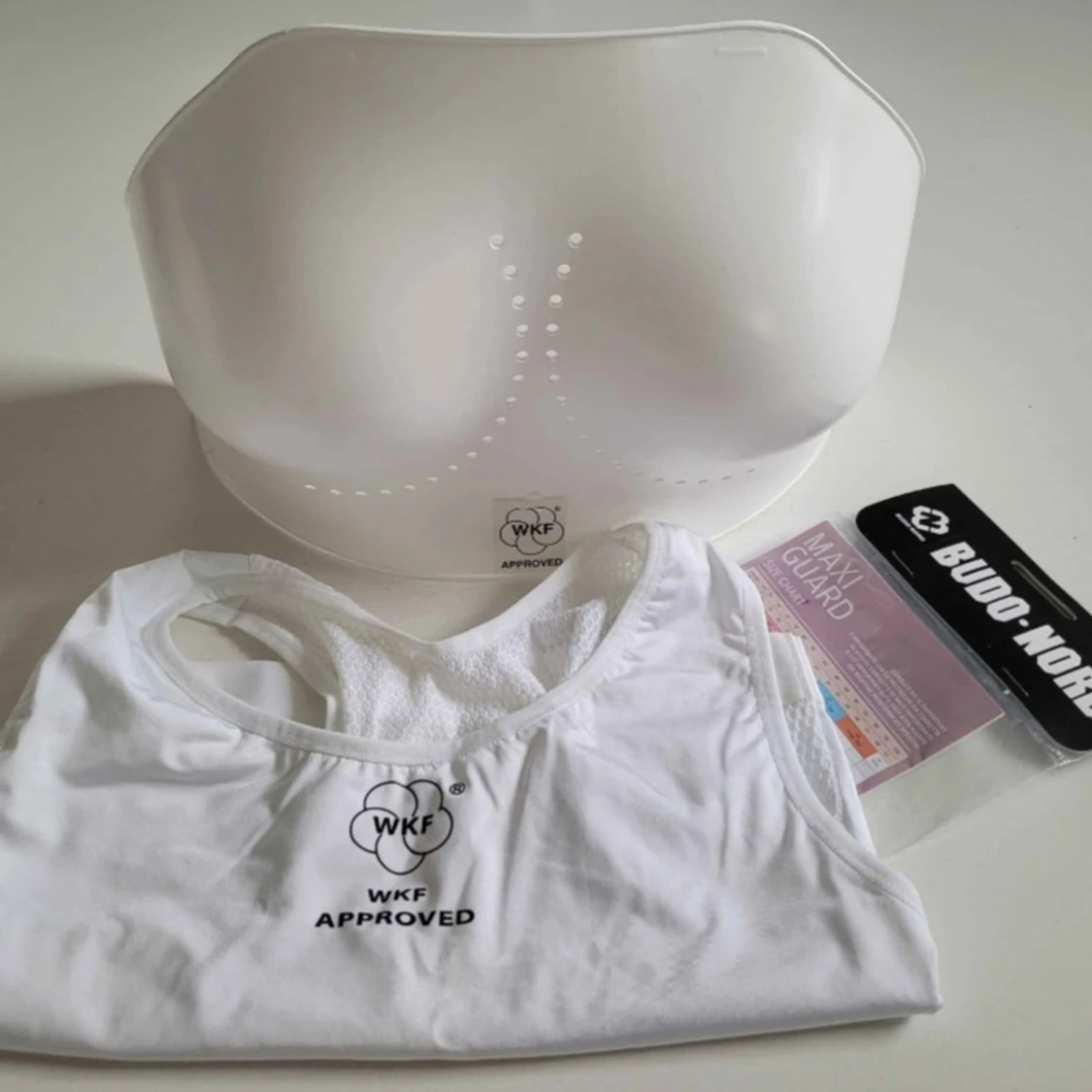 WKF Budo Nord bröstskydd och sporttop