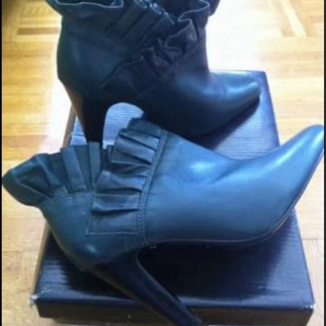 Svarta stövletter med volangdetalj skinn/läder