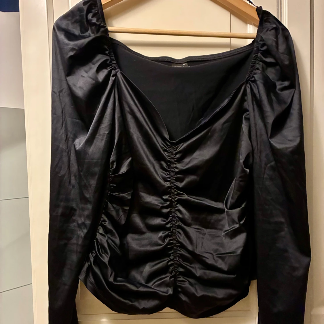 Svart omlottopp från Gina Tricot