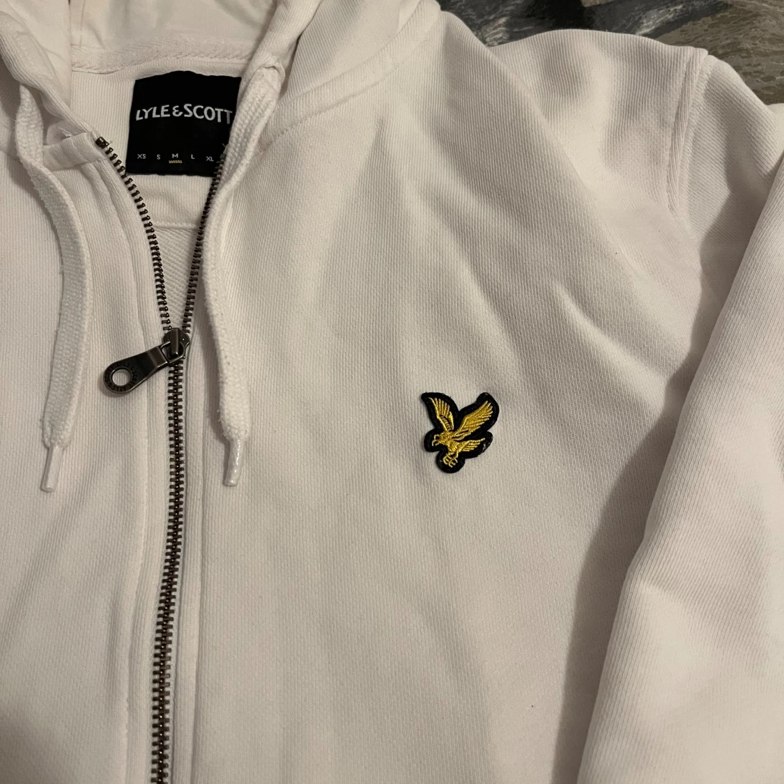 Vit hoodie från Lyle & Scott - 3
