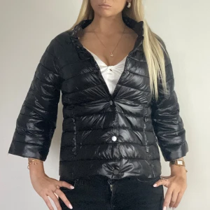 Svart hernoliknande jacka  - FÖLJ FÖR LIKANDE🤗varm svart Herno liknade jacka med trekvartsärm knappar och krage! Mycket bra skick i storlek XS! Går utmärkt att ha en tjocktröja under! Tryck köp nu! TK-0072