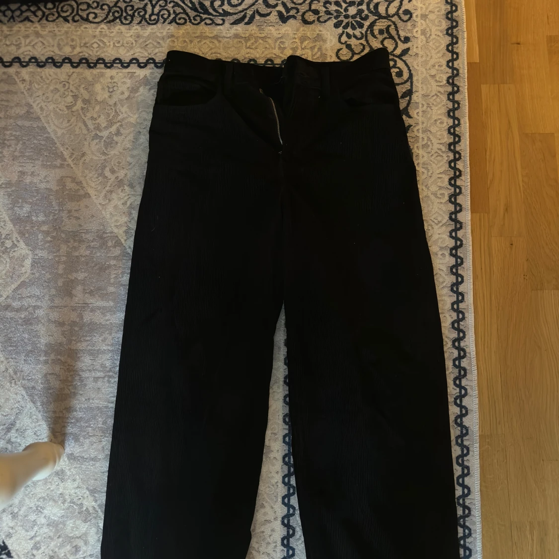 Svarta manchesterbyxor från H&M