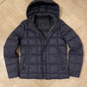 Massimo dutti dunjacka  - En väldigt snygg mörkblå Massimo dutti dunjacka! Jackan är i storlek S och är perfekt nu inför vintern! Den är i extremt bra skick och har använts fåtal gånger! Kontakta gärna oss om du har frågor och priset kan diskuteras! 