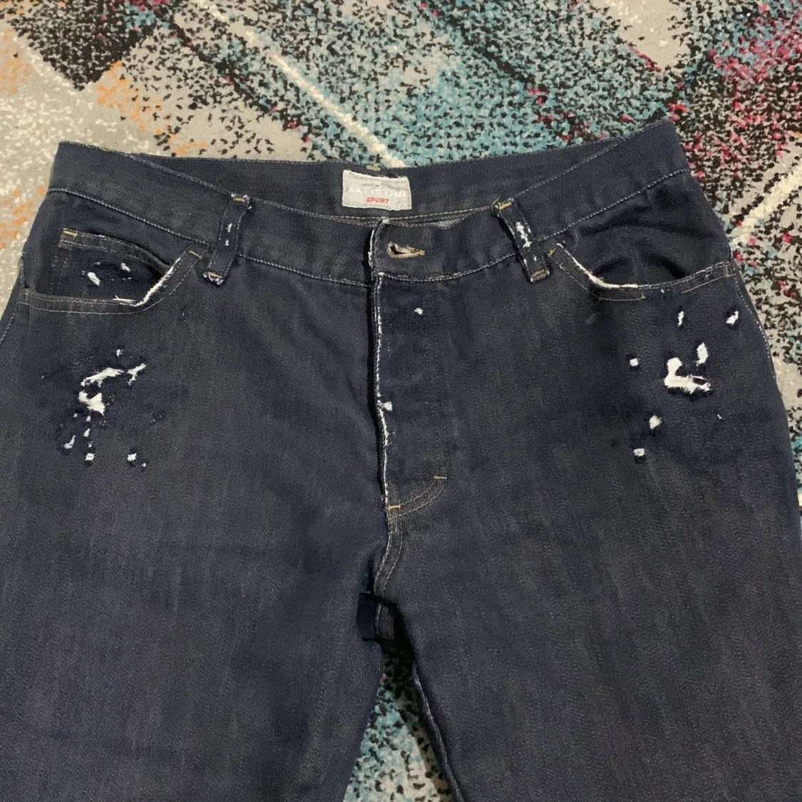 Mörkblå jeans med slitna detaljer - 2