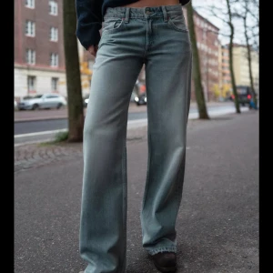 Lågmidjade Zara jeans - Snygga ljusblå jeans med breda raka ben från Zara och klassisk femficksdesign. Jeansen har en normal midja och är tillverkade i mjukt denimtyg. Perfekt för dig som gillar en avslappnad och trendig look med lite retrovibe.