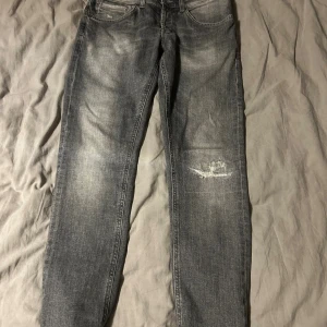 Jeans från dondup model George storlek 30 - Riktigt schysta jeans från dondup skick 10/10 aldrig använda skriv om du har några funderingar😄