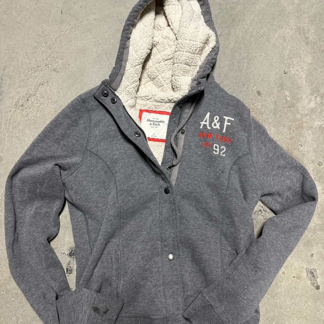 Abercrombie hoodie med fodring och knappar