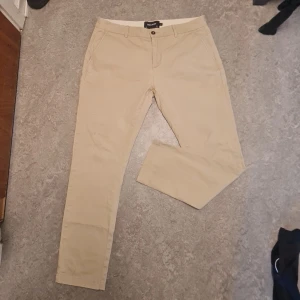Lyle & Scott chinos w:32 l:34 - Säljer ett par beiga chinos från Lyle & Scott som är knappt använda, dom är I nyskick och utan defekter, fläckar eller dylikt 