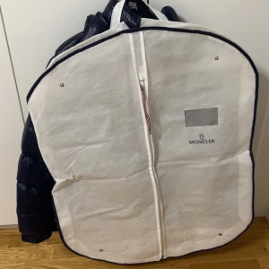 moncler maya blå - moncler maya blå jacka den är storlek 1 som är S och den är helt ny jackan kommer med allt tar byten om jag gillar det och pris kan diskuteras .