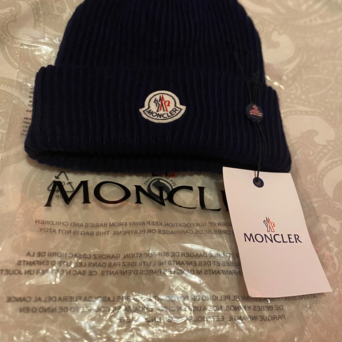 Mörkblå ribbad mössa från Moncler