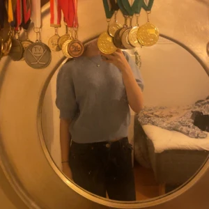 Ljusblå stickad tröja Vero Moda - Superfin ljusblå stickad tröja från Vero Moda med korta puffärmar och ribbade detaljer vid hals, ärmslut och nederkant. Mjuk och skön, perfekt till jeans eller kjol. Enkel och stilren design som är lätt att matcha.