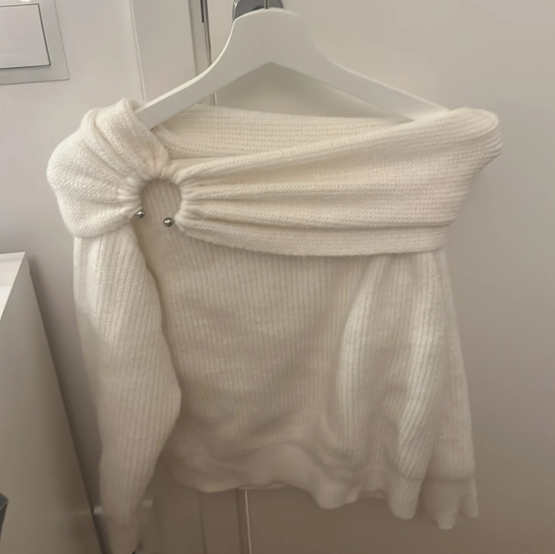 Vit offshoulder stickad topp