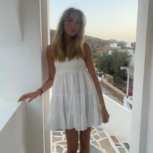 Zara klänning - Slutsåld jättefin klänning som passar så fint till sommaren! I storlek xs🤍