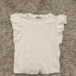 volang topp - en fin volang topp i storlek m men passar xs. säljer även en likadan i svart om man är intresserad 💓