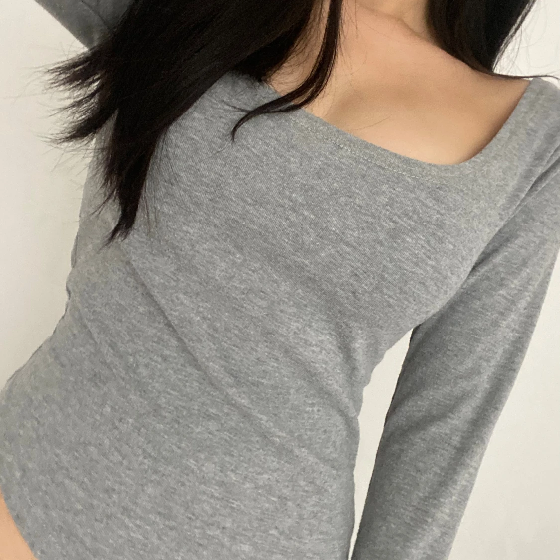 Grå långärmad topp med bred ringning
